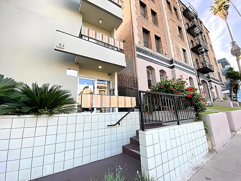 435 S Mariposa Ave — Photo 38
