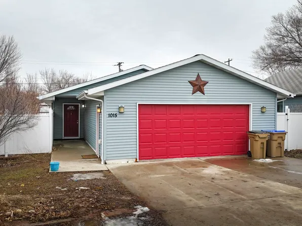 1015 37th St SE, Minot, ND 58701