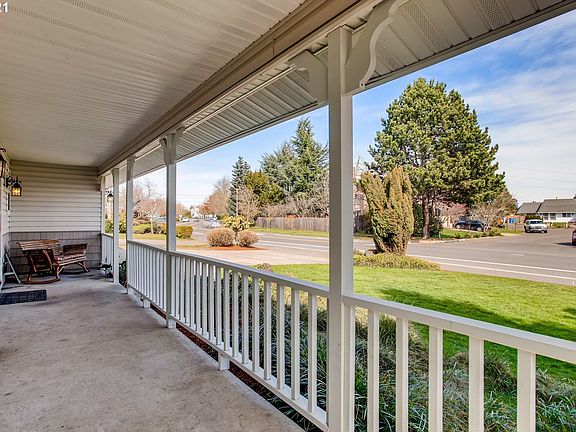 3rd image of 1300 SE Park Crest Ave