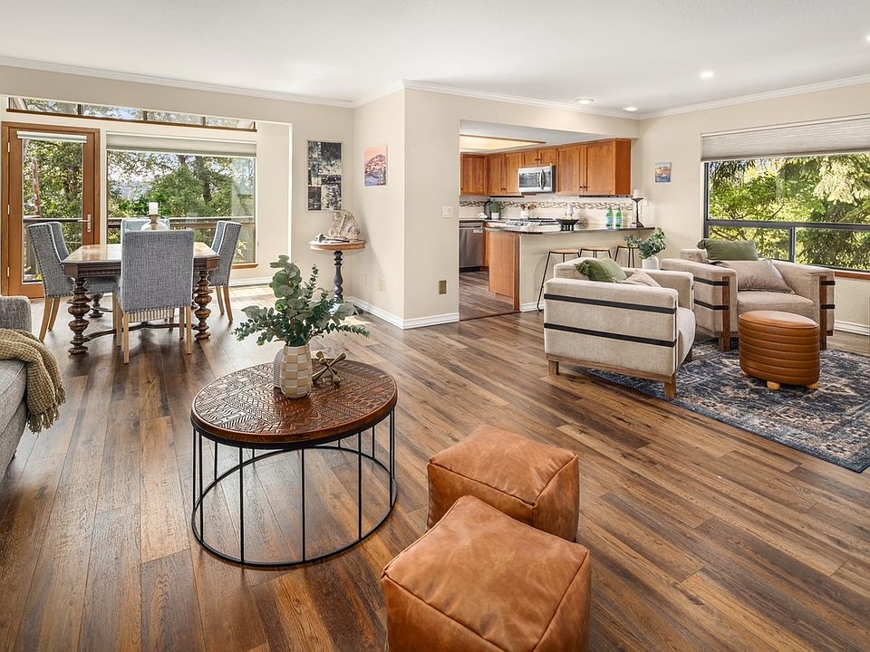 Open floor plan great for entertaining