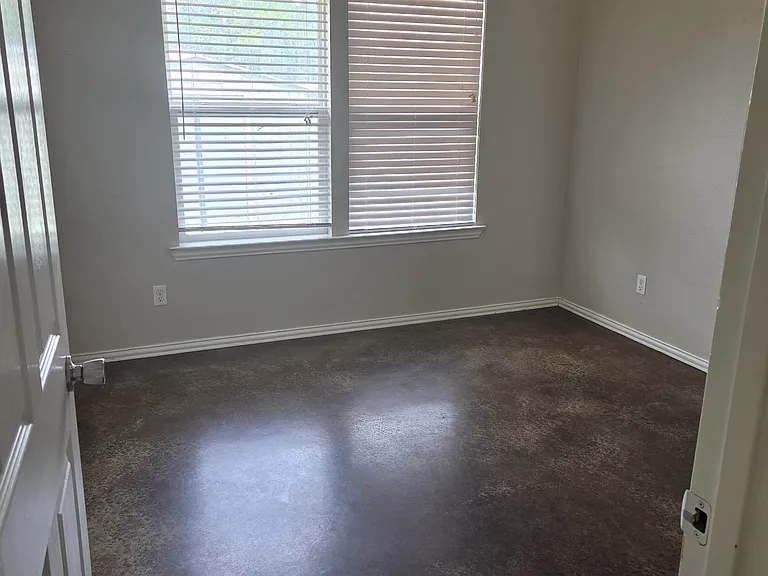 2424 W Walker St — Photo 5