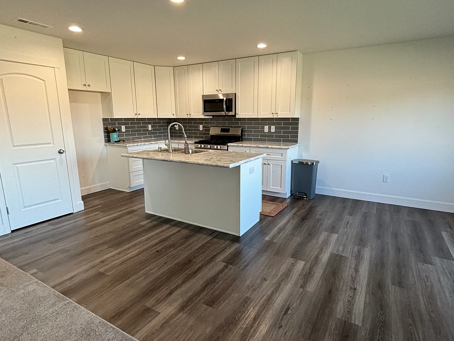 3 bed, 1593 sqft, $2,600 — Photo 2