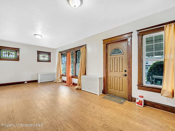 3rd image of 833 N Lincoln Ave