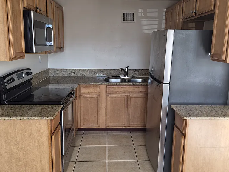 1920 Suwanee Ave #4 — Photo 2