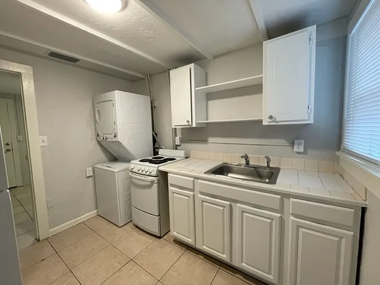 714 NW 8th St — Photo 10