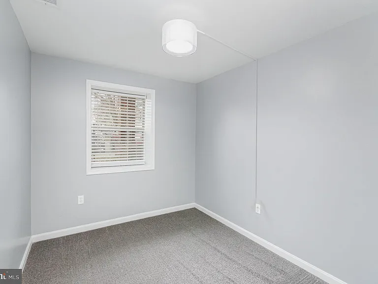 100 Grosvenor Ln #3 — Photo 23