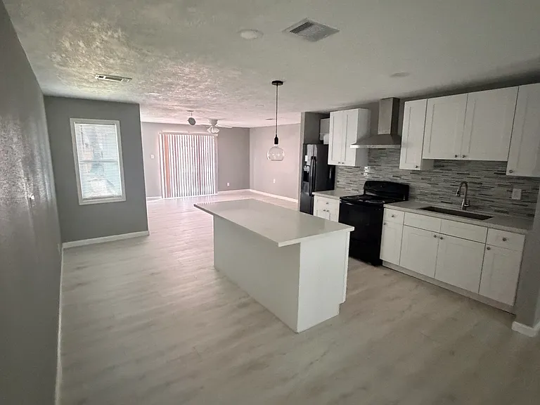 1904 Lillian St — Photo 2