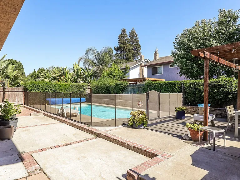 420 Nancy Dr — Photo 3