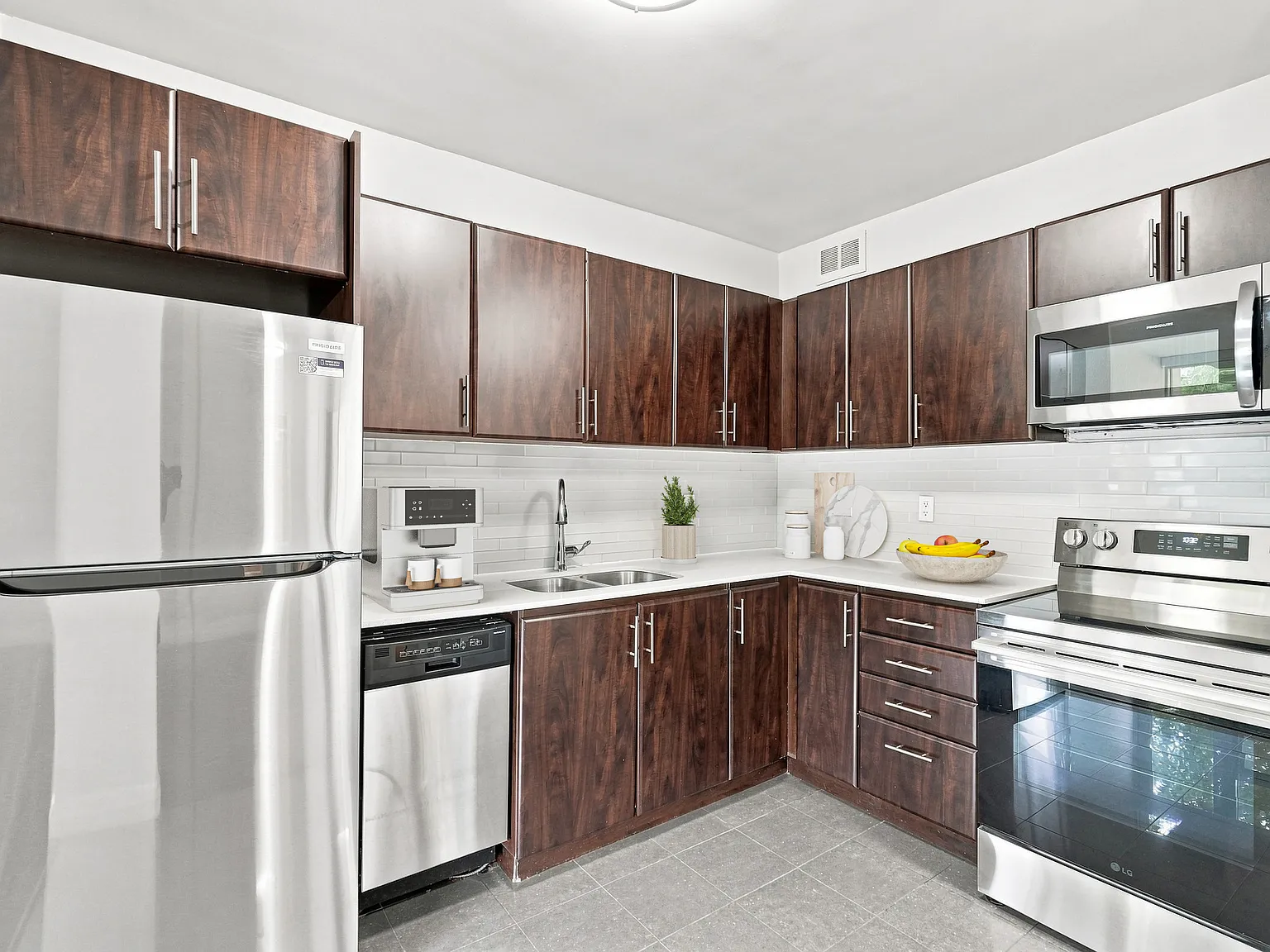 Almore Apartments — Photo 3