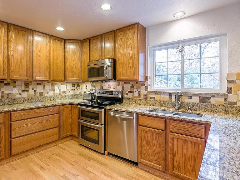 1535 Bradley Dr — Photo 7