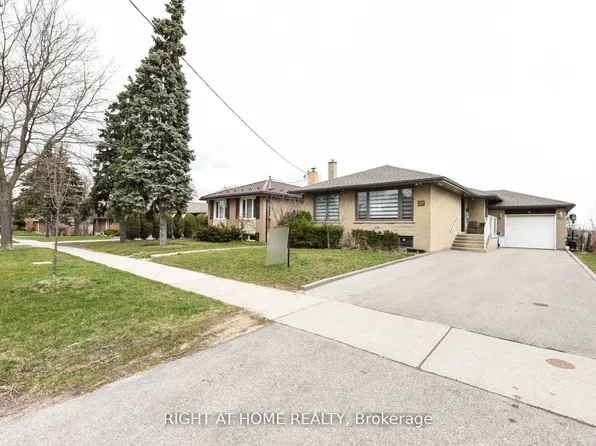 31 E Griggsden Ave, Toronto, ON M9P 3A1