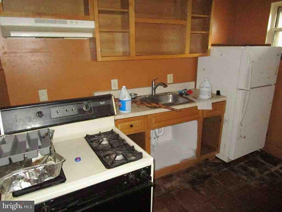2nd image of 219 N Hobart St