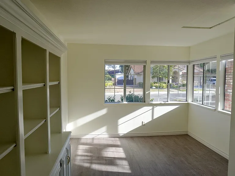 Bonus room / den without furniture