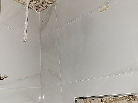 5th image of 105 Brooks Cir