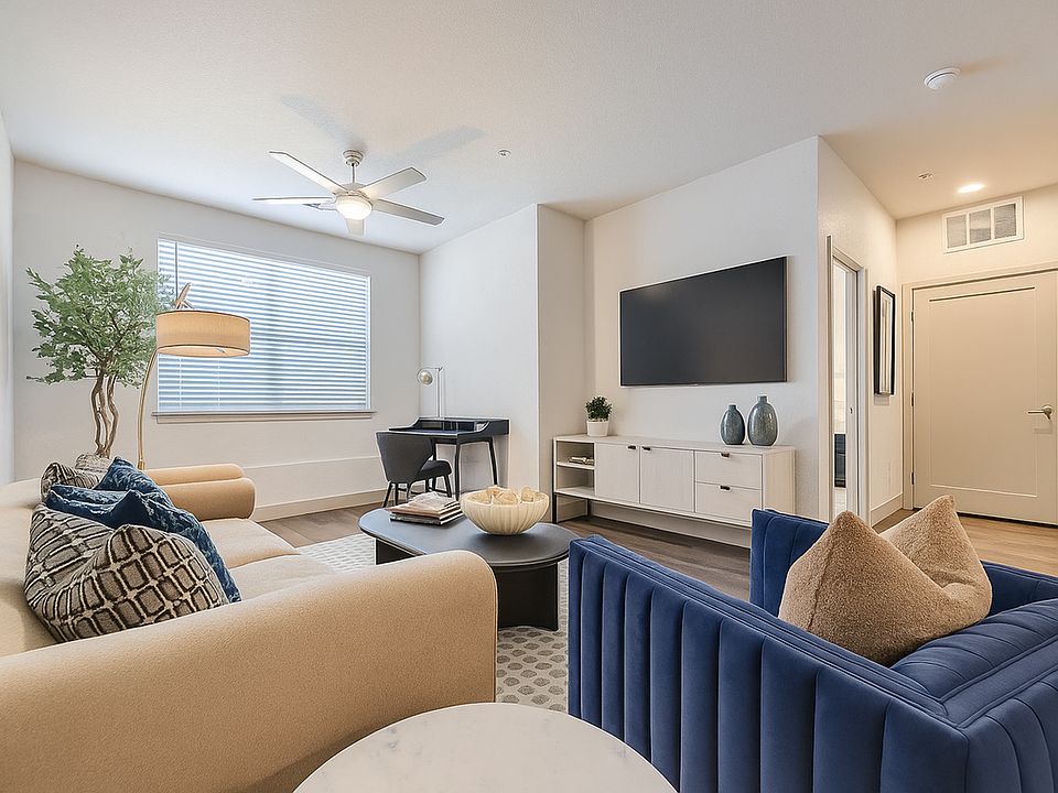 3000 W Bates Living Room with TV