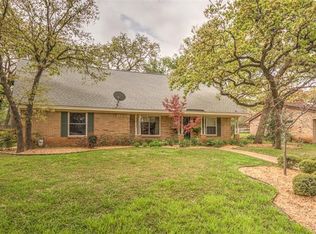 301 Shadow Ln, Euless, TX 76039