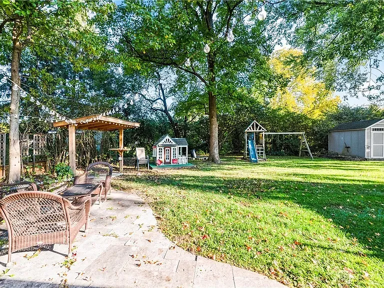 301 S Village Dr — Photo 34