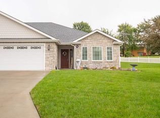 316 Simmer Dr, Wamego, KS 66547