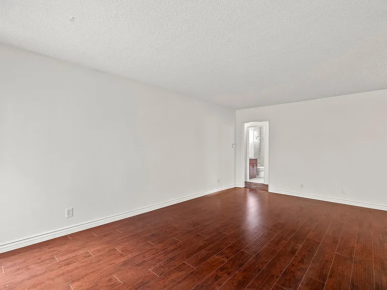Spacious 2-Bedroom Apartment in Prime Location! One month free — Photo 16