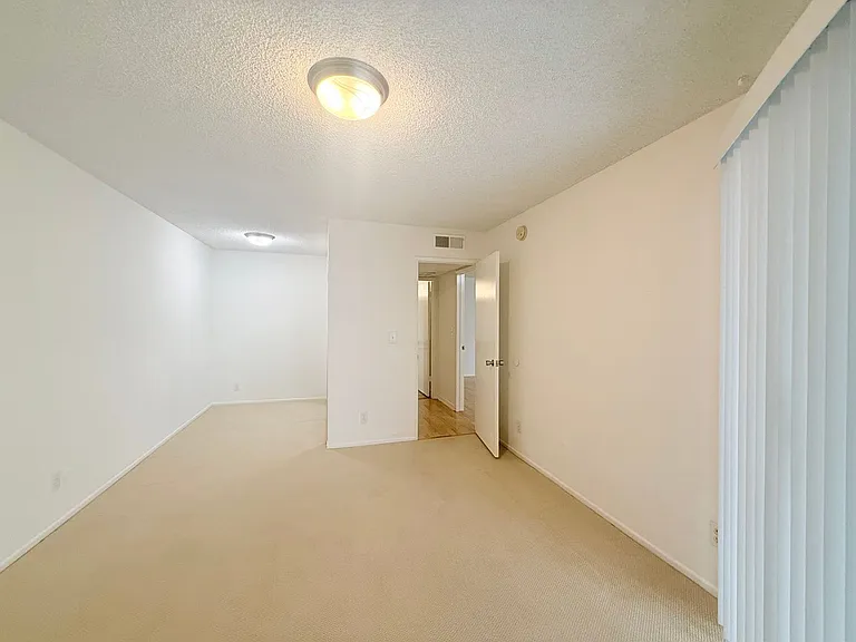 331 Ardmore Avenue Apartments - Prime Location in Koreatown — Photo 6