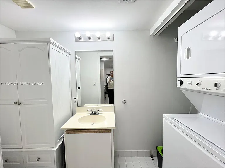540 Brickell Key Dr — Photo 5