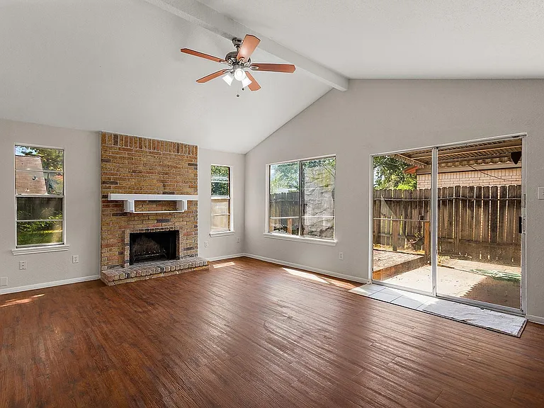 22307 Red River Dr — Photo 2