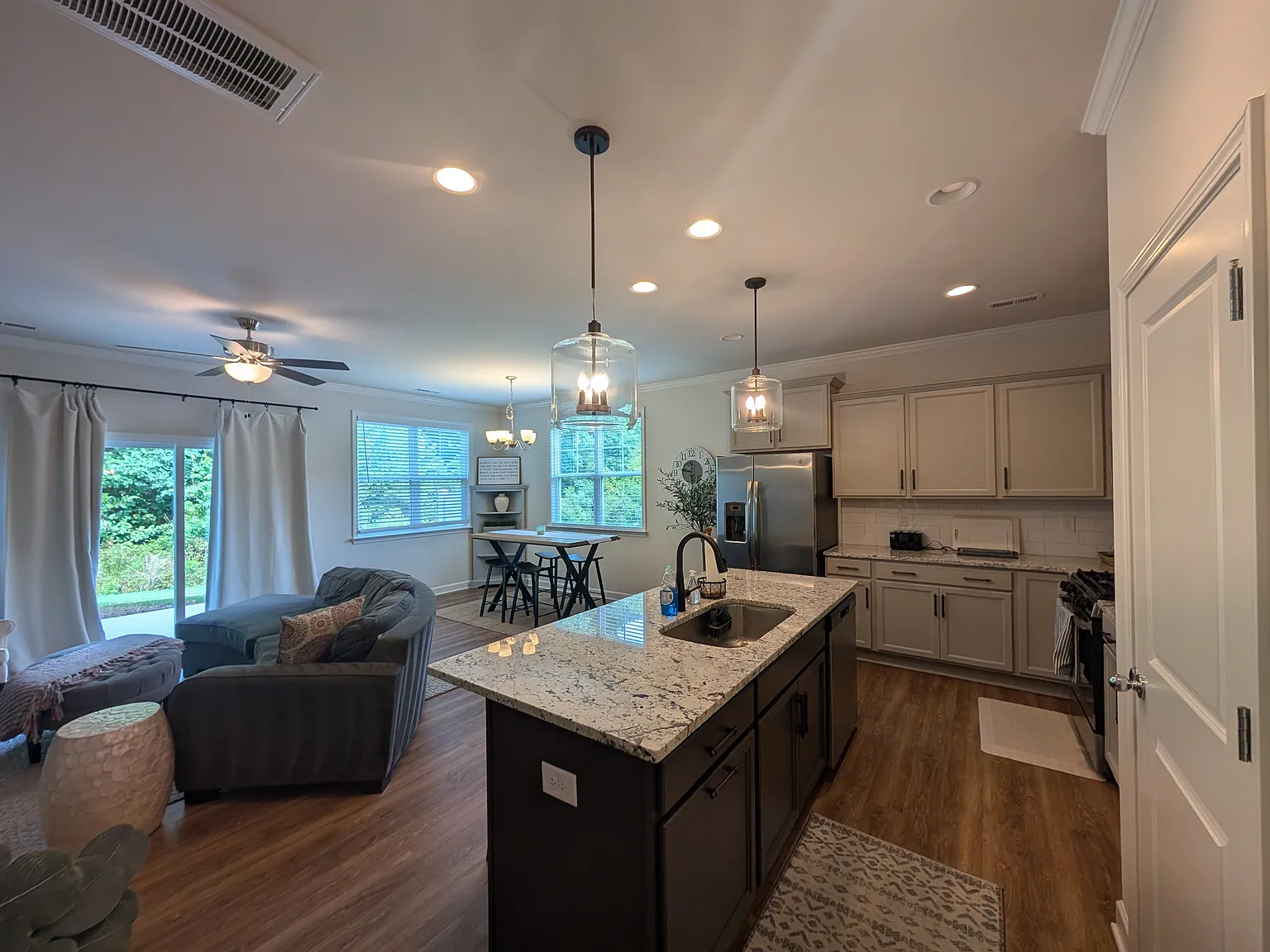 3 bed, 1838 sqft, $1,999 — Photo 2