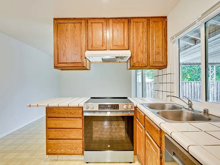 6063 Pineland Ave — Photo 16