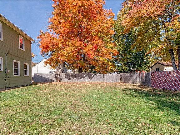 4th image of 8 Donner Dr