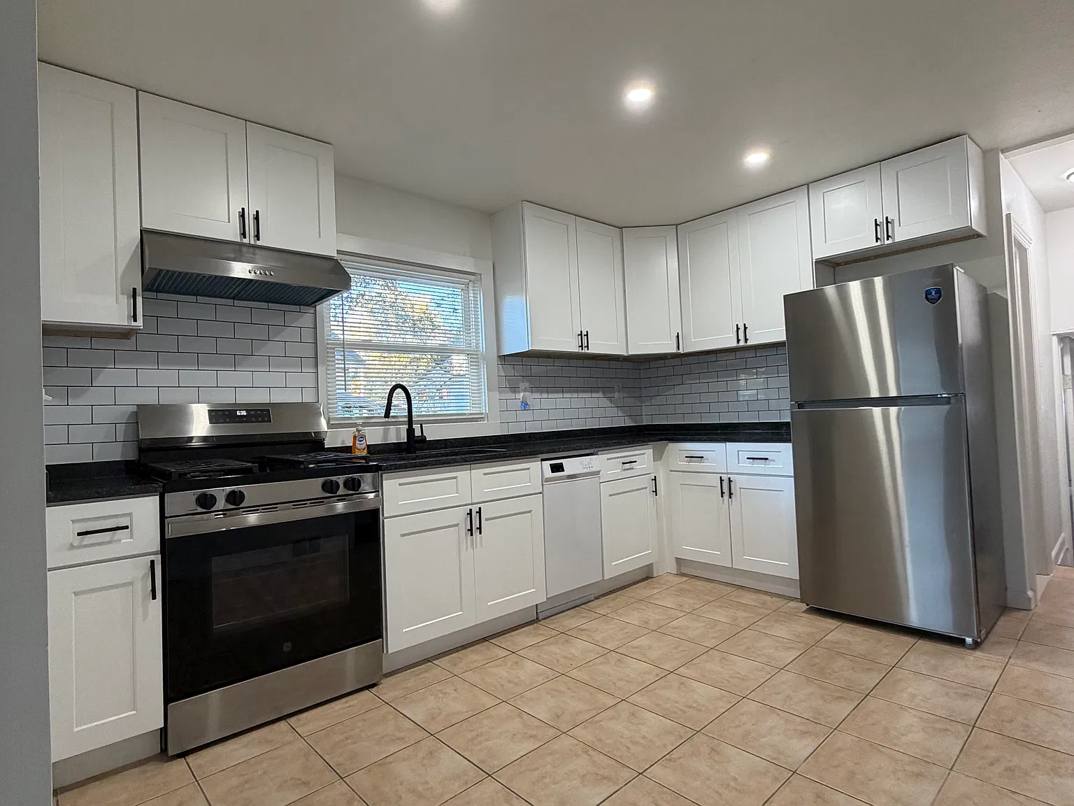 417 W Meyers Avenue — Photo 2