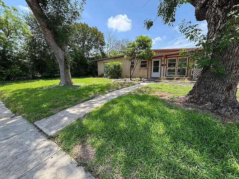 318 Sprucewood Ln — Photo 3