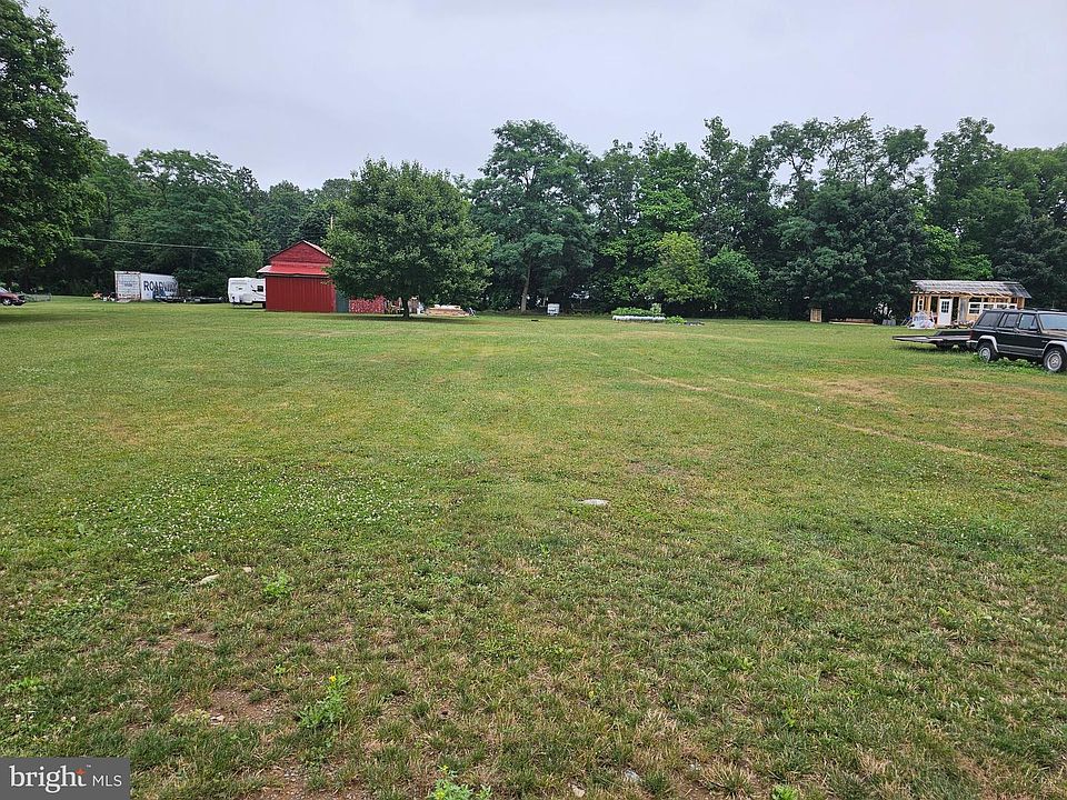 1st image of Railroad Ln