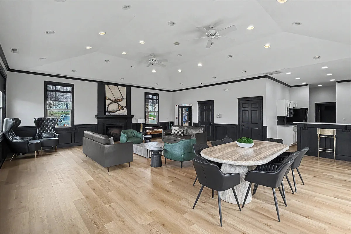 Building Photo - Pointe 28