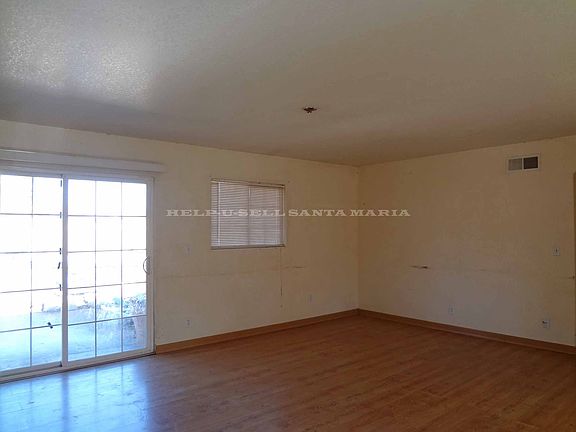 Living Room w/Wood Laminate 