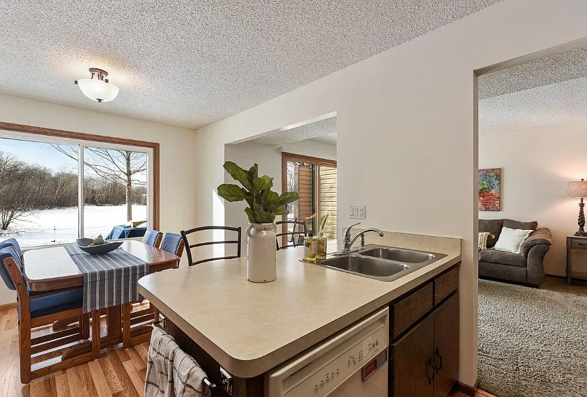 3 bed, 2585 sqft, $2,195 — Photo 4