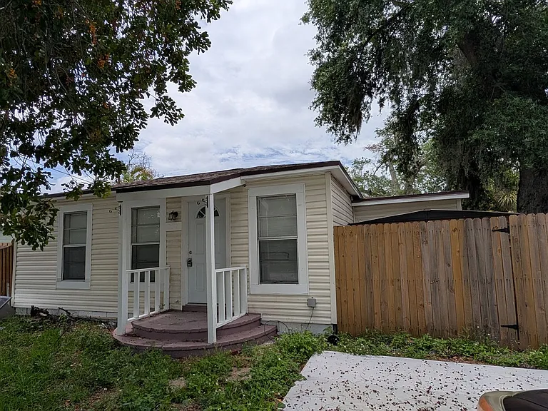 230 Mystic Lake Dr N — Photo 1