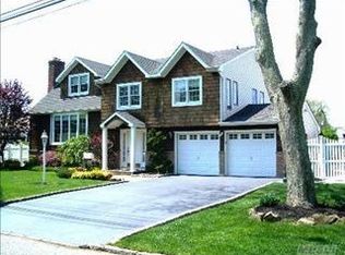 22 Gloucester Rd, Massapequa, NY 11758