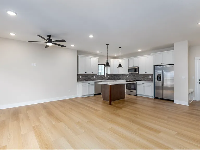 2817 SW 24th Ln — Photo 3