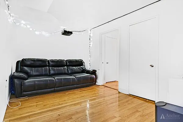 Rented by Anchor Associates | media 27