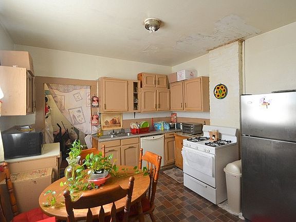 3rd image of 3638 Laurel St