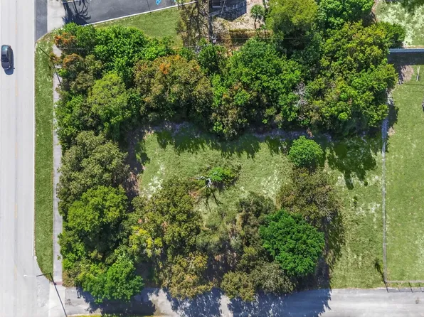 8686 SE Lyons Street, Hobe Sound, FL 33455