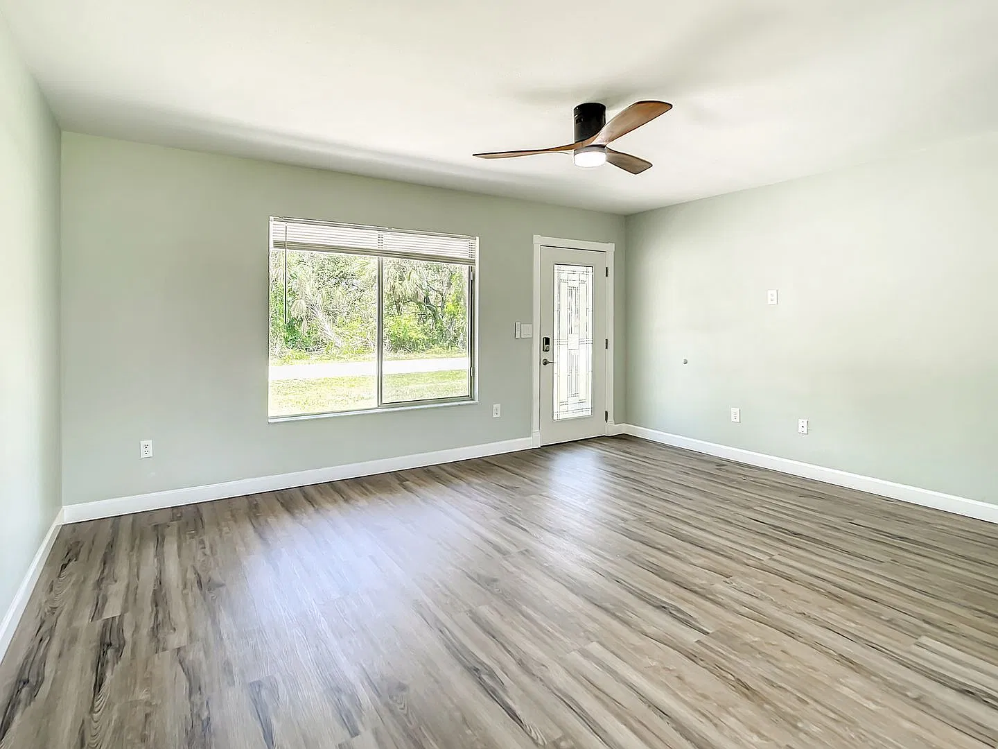 Bright & Spacious Fully Fenced In Yard, 3BR/2BA Port Charlotte Home — Photo 4