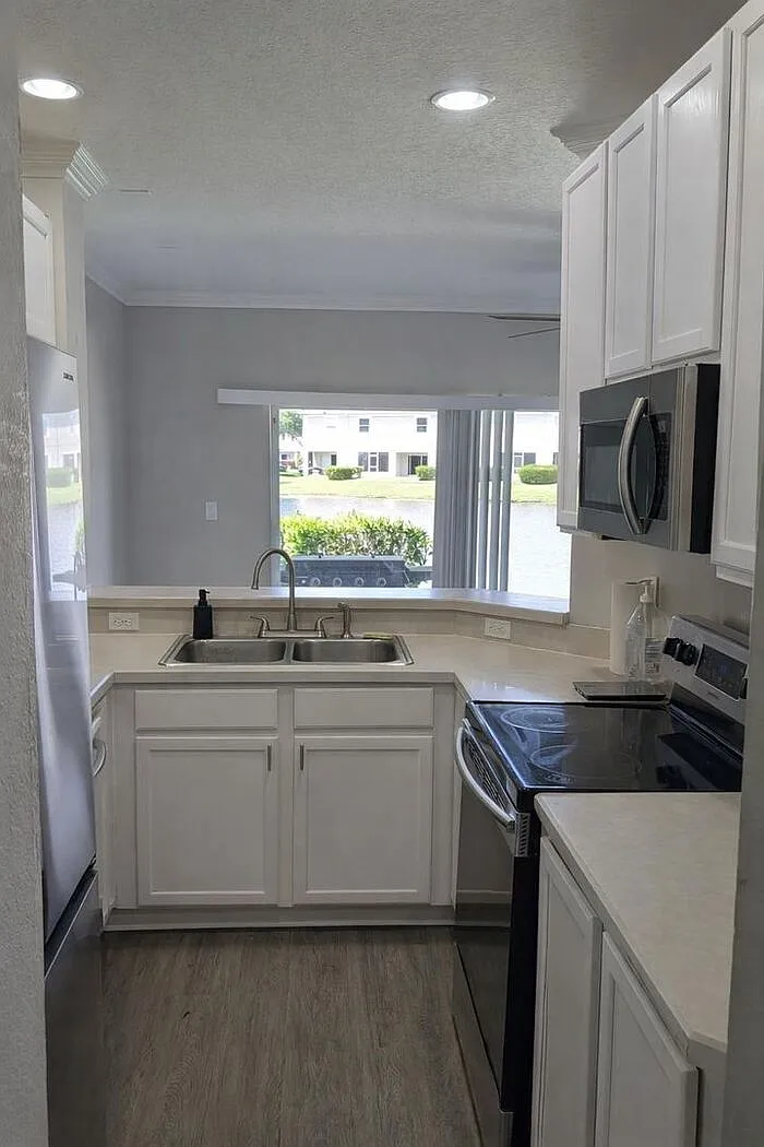 Building Photo - 10739 Savannah Wood Dr #207