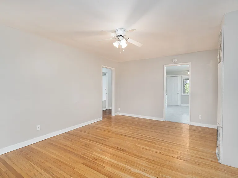 Columbia Court Apartments — Photo 7