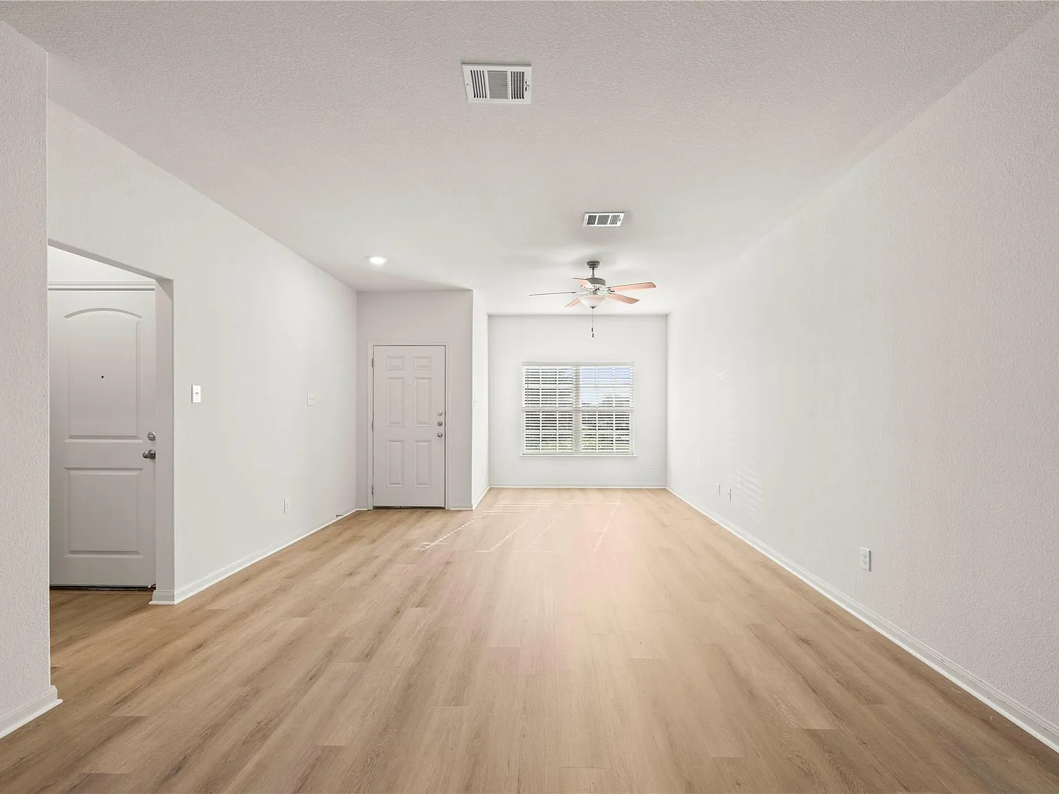 5 bed, 3.5 bath, 2578 sqft, $2,100 — Photo 3