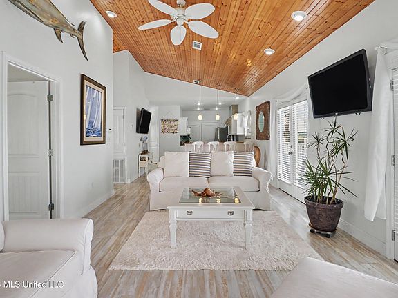 4th image of 10157 River Dr