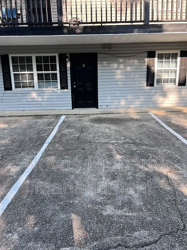 2 bed, 1.0 bath, 900 sqft, $1,050 — Photo 2