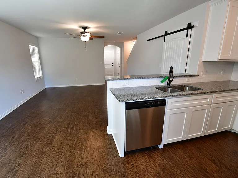 237 W Forest Ave — Photo 4