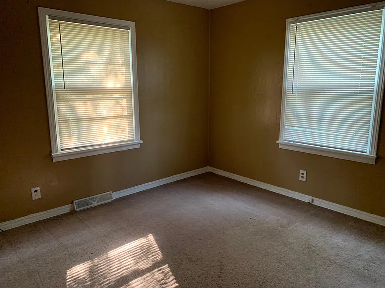 1709 S Walnut St — Photo 13