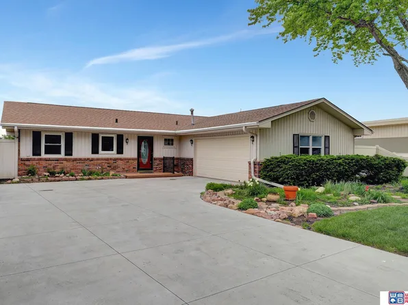 1020 Manchester Dr, Lincoln, NE 68528